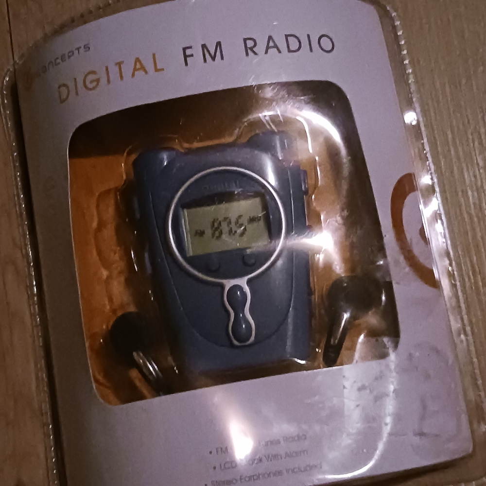 IConcepts FM Digital Radio Stereo LCD Clock Alarm & Headphones